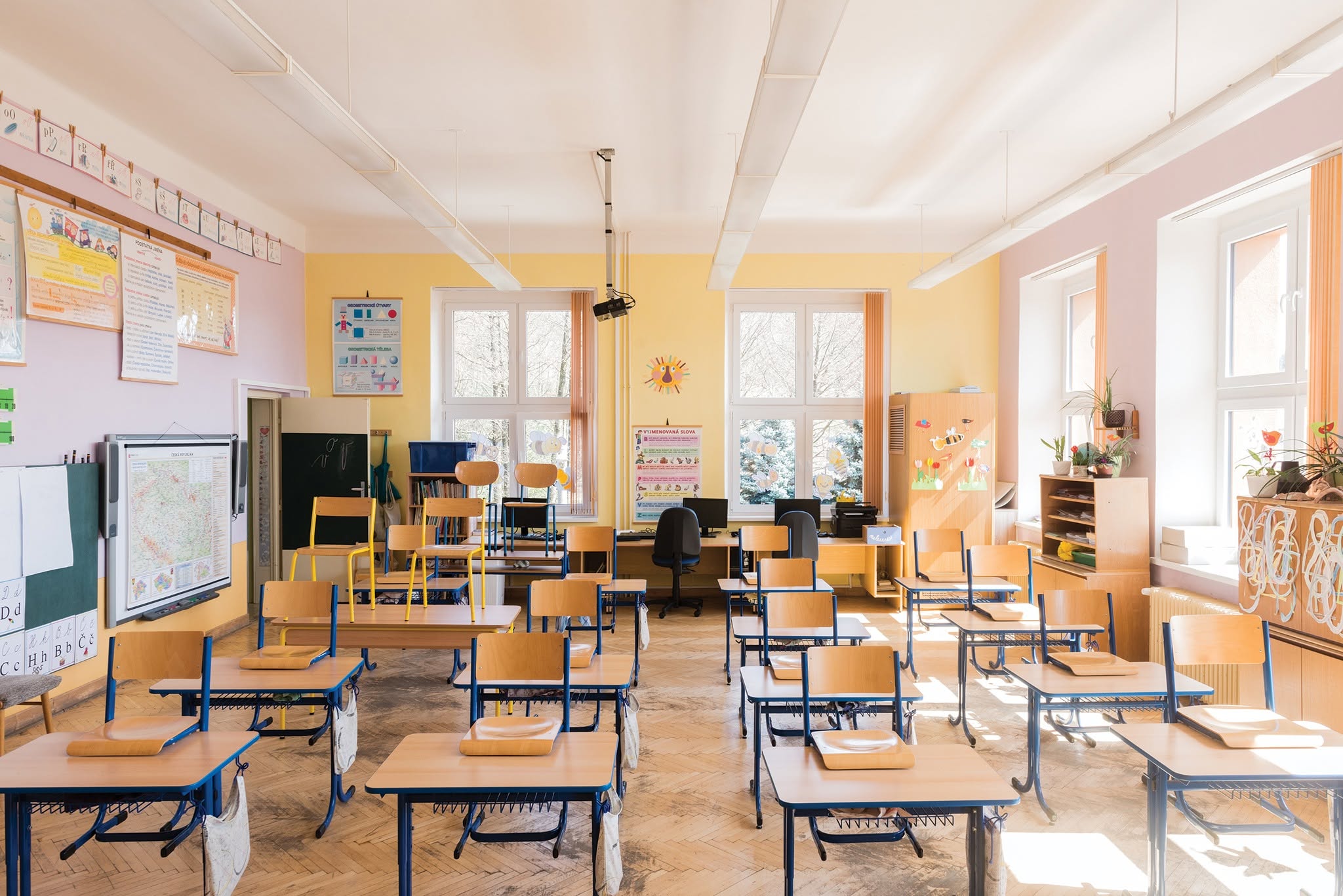 Modern, jól szellőztetett tanterem ablaksorral